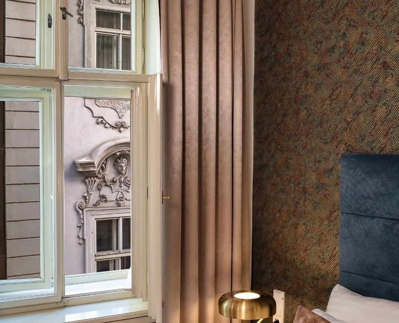Golden Angel Suites By Adrez Praga
