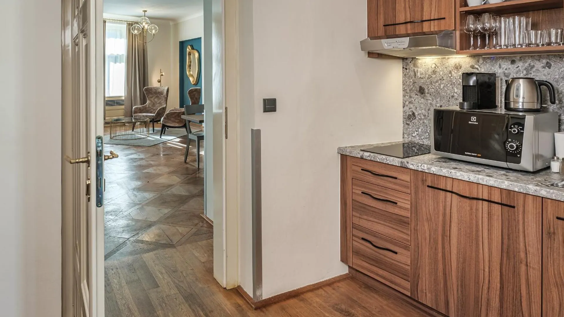 Golden Angel Suites By Adrez Praga